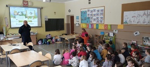 Funkcjonariusz policji prowadzi pogadankę.