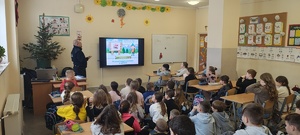 Umundurowany policjant przeprowadza prelekcję na temat Bezpiecznych Ferii 2026.