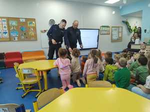 Policjanci z dziećmi w szkole.