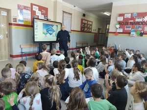 Policjant w szkole z dziećmi.