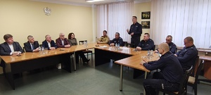 Zastępca Komendanta Wojewódzkiego Policji w Łodzi przemawia do zebranych uczestników odprawy rocznej.