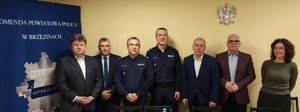 Zastępca Komendanta Wojewódzkiego Policji w Łodzi wraz z I Zastępcą Komendy Powiatowej Policji w Brzezinach z zebranymi gośćmi.