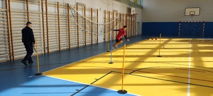 Uczeń szkoły średniej podczas pokonywania toru sprawności fizycznej.