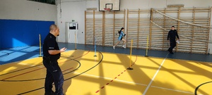 Policjanci sprawują nadzór nad przebiegiem testu sprawności fizycznej.