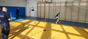 Nadzór policjantów nad przebiegiem testu.