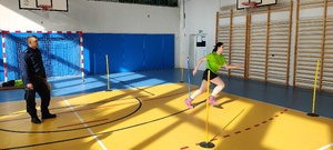 Umundurowany policjant nadzoruje przebieg eliminacji.