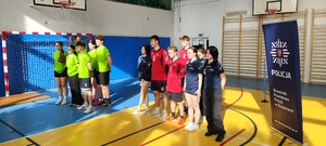 Uczniowie szkół średnich z banerem Komendy Powiatowej Policji w Brzezinach.