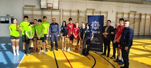 Komendant Powiatowy Policji w Brzezinach wraz z uczniami biorącymi udział w eliminacjach o Puchar Komendanta Wojewódzkiego Policji w Łodzi.