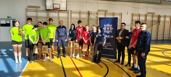 Komendant Powiatowy Policji w Brzezinach wraz z uczniami biorącymi udział w eliminacjach o Puchar Komendanta Wojewódzkiego Policji w Łodzi.
