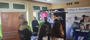 Uczniowie zainteresowani stoiskiem policyjnym.