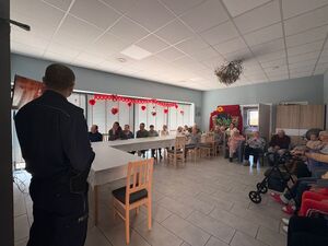 Umundurowany policjant na spotkaniu z seniorami.