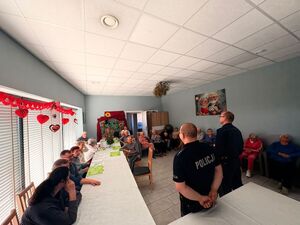 Policjanci brzezińskiej policji na spotkaniu z seniorami.