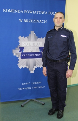 aspirant sztabowy Grzegorz Miazek - dzielnicowy Miasta Brzeziny - rejon służbowego numer 1.