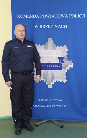 aspirant sztabowy Robert Fal - dzielnicowy gminy Brzeziny - rejon służbowy numer 3.