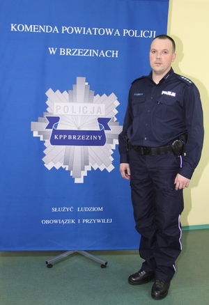 aspirant sztabowy Krzysztof Jatczak - dzielnicowy gminy Dmosin - rejon służbowy numer 4.