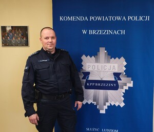 Umundurowany dzielnicowy aspirant sztabowy Krzysztof Jatczak.