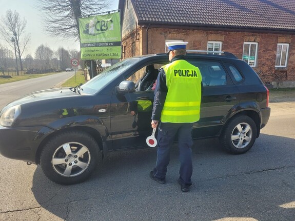 Umundurowany policjant ruchu drogowego.