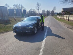 Umundurowany policjant sprawdza trzeźwość.