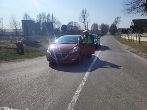 Policjant brzezińskiej komendy w trakcie kontroli drogowej.