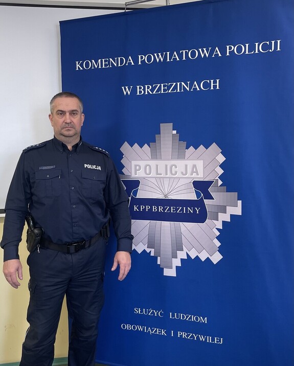 Dzielnicowy  miasta Brzeziny - rejonu służbowego numer 2 aspirant sztabowy Jarosław Sobieszkoda.