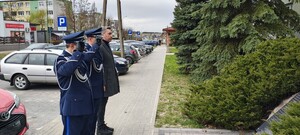 Oddanie hołdu przed pomnikiem pomordowanych funkcjonariuszy.