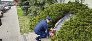 Komendant Powiatowy Policji w Brzezinach składa kwiaty pod pomnikiem ofiar Zbrodni Katyńskiej.