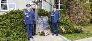 Komendant Powiatowy Policji w Brzezinach wraz z I Zastępcą Komendanta Powiatowego Policji w Brzezinach oraz Jarosław Olbrychowski.