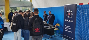 Umundurowany policjant promujący pracę w Policji.