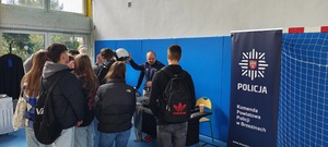 Młodzież zainteresowana stoiskiem.