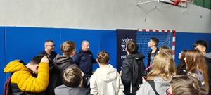 Policjant omawiający kryteria przyjęcia do służby w Policji.