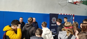 Zainteresowana młodzież razem z funkcjonariuszem Policji.