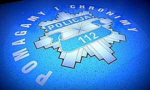 Emblemat z napisem Pomagamy i chronimy.