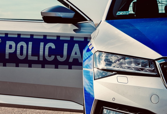 Radiowóz z napisem POLICJA.