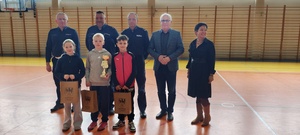 Młodzież wraz za funkcjonariuszami Komendy Powiatowej Policji w Brzezianch.