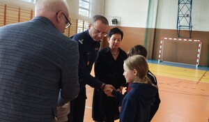Nagradzana młodzież przez Komendanta młodszego inspektora Radosława Malanowskiego.