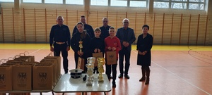 Funkcjonariusze policji wraz z wicestarostą oraz nagrodzoną młodzieżą.