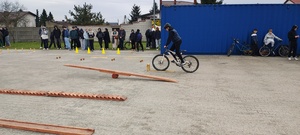 Uczestnik zmagań na rowerze.