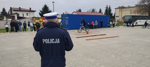 Policjant sprawdzający przebieg zmagań.