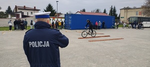 Egzaminujący policjant.