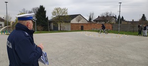 Funkcjonariusz sprawdzający uczestników podczas testu praktycznego.