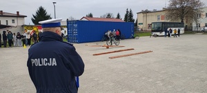 Umundurowany funkcjonariusz przeprowadzający test.