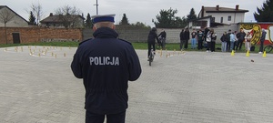 Umundurowany policjant podczas konkursu Bezpieczeństwa w Ruchu Drogowym.