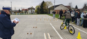 Uczestnik egzaminu wraz z policjantem podczas przeprowadzanego testu praktycznego.