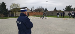 Policjant czuwający nad przeprowadzanym testem.