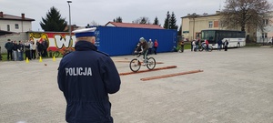 Policjant Wydziału Ruchu Drogowego w trakcie egzaminu.