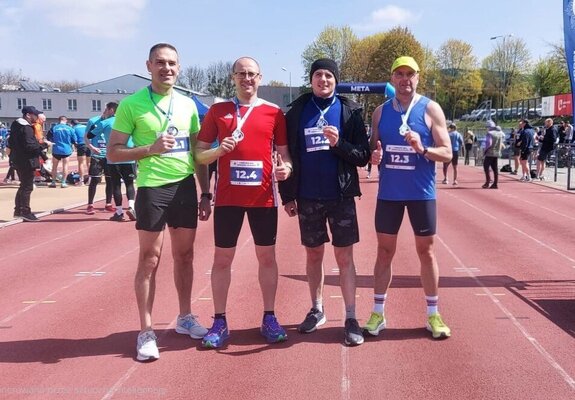 Drużyna sztafety Komendy Powiatowej Policji w Brzezinach w składzie: Komendant Powiatowy Policji w Brzezinach młodszy inspektor Radosław Malanowski - od prawej strony, następnie starszy aspirant Łukasz Jasiński, sierżant sztabowy Bartłomiej Kurdek, aspirant sztabowy Grzegorz Miazek.