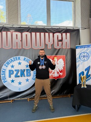 Funkcjonariusz brzezińskiej komendy - młodszy aspirant Damian Jóźwiak.