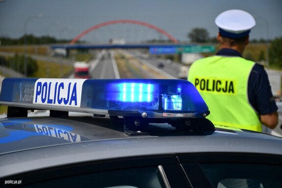 Umundurowany policjant.
