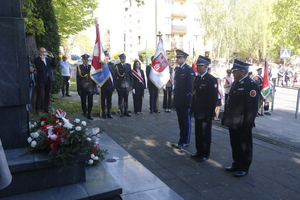 Komendant Powiatowy Policji w Brzezinach wraz z delegacją podczas składania kwiatów pod pomnikiem.