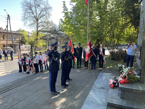 Komendant Powiatowy Policji w Brzezinach wraz z delegacją przed pomnikiem Józefa Piłsudskiego.